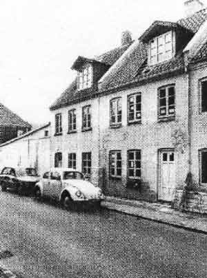I 1877 boede familien Clemmensen i Motanagade 20, Aarhus. (Midterste hus)